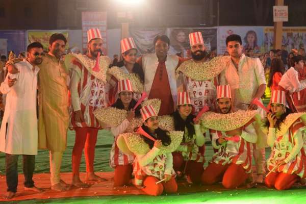 शाही अंदाज में दिखें गरबा प्रतिभागी, देखें इन तस्वीरों में