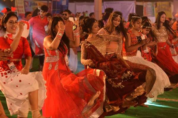 शाही अंदाज में दिखें गरबा प्रतिभागी, देखें इन तस्वीरों में