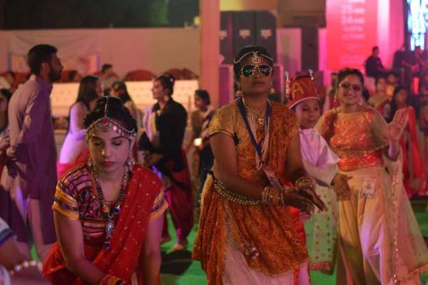 शाही अंदाज में दिखें गरबा प्रतिभागी, देखें इन तस्वीरों में