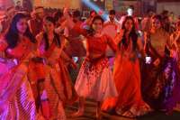 शाही अंदाज में दिखें गरबा प्रतिभागी, देखें इन तस्वीरों में