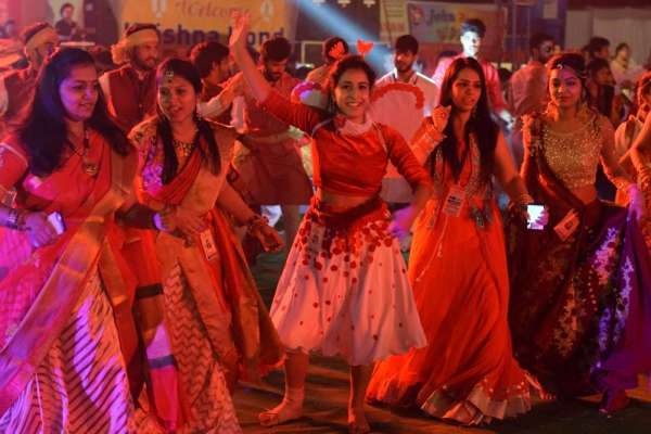 शाही अंदाज में दिखें गरबा प्रतिभागी, देखें इन तस्वीरों में