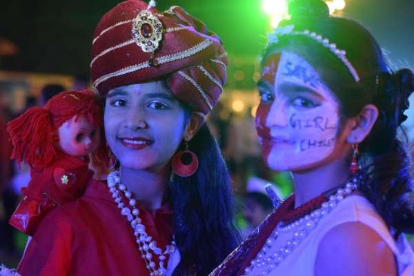 शाही अंदाज में दिखें गरबा प्रतिभागी, देखें इन तस्वीरों में