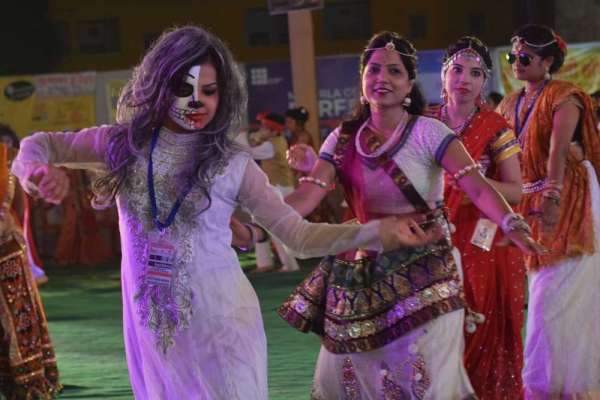 शाही अंदाज में दिखें गरबा प्रतिभागी, देखें इन तस्वीरों में