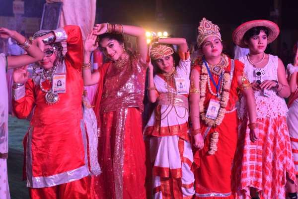 शाही अंदाज में दिखें गरबा प्रतिभागी, देखें इन तस्वीरों में