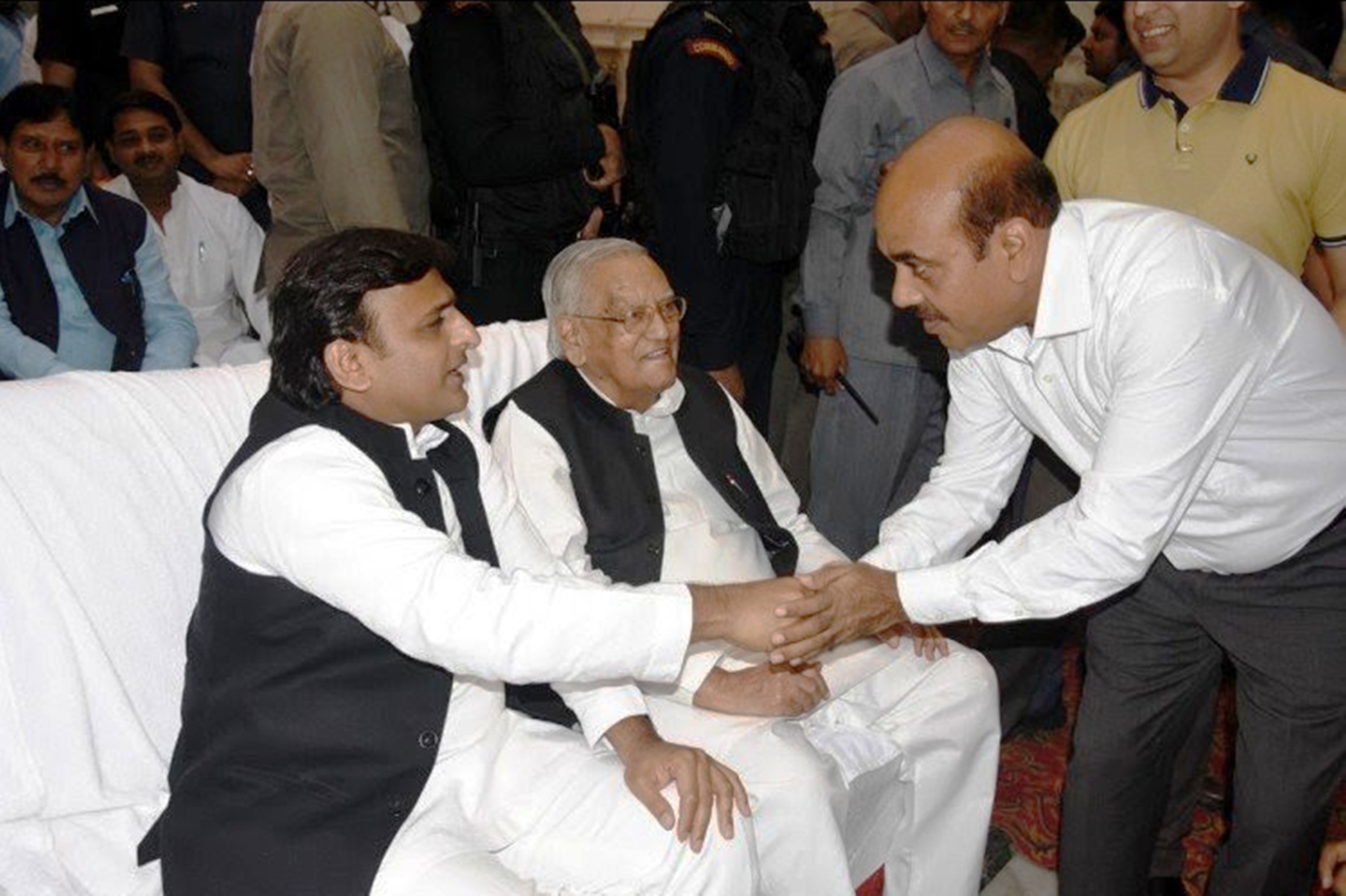 शिवपाल के बयान पर अखिलेश का पलटवार, बीजेपी के खिलाफ समाजवादी लड़ रहे धर्मयुद्ध
