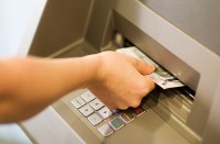 एटीएम से नहीं निकले पैसे तो पीछे खड़े दो युवकों ने महिला से मदद की पेशकश रखी, फिर कुछ ही पल में पार कर दिया एक लाख 20 हजार, पढि़ए खबर...