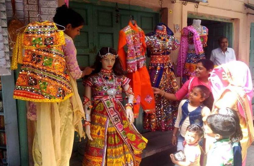 Youth of Bilara, wearing a Gujarati costume
