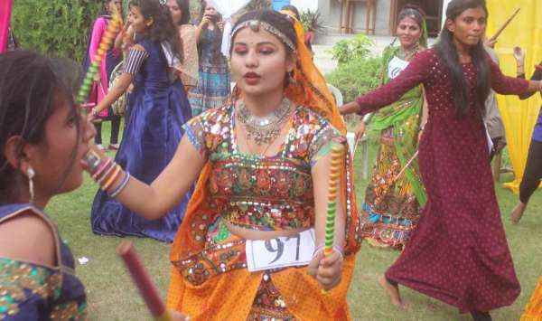 beautiful pics of garba raas celebration in ajmer