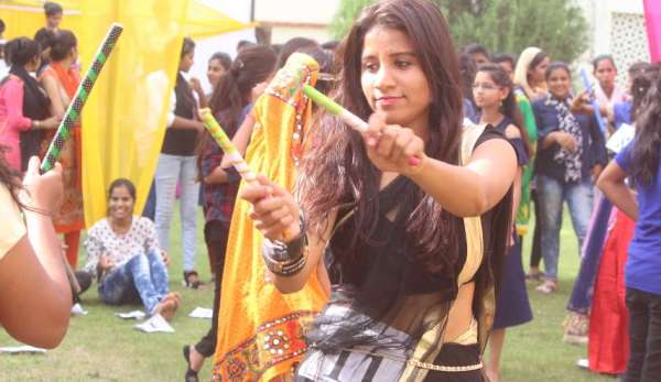 beautiful pics of garba raas celebration in ajmer