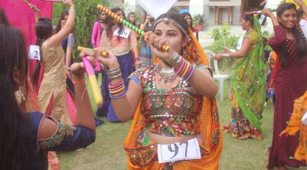 beautiful pics of garba raas celebration in ajmer