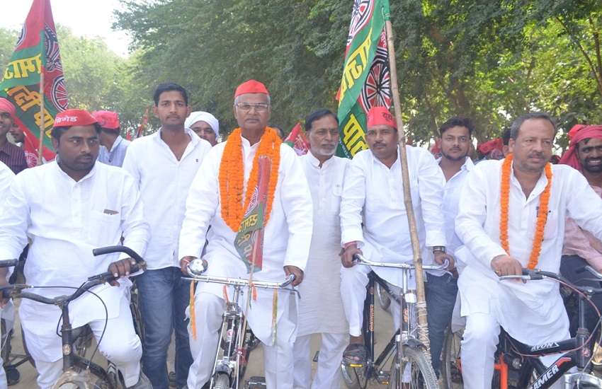 सपा का किसानों के समर्थन में साइकिल जुलूस