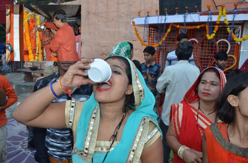 video story : यहां अष्टमी पूजा में महिलाएं भी पीती हैं शराब…