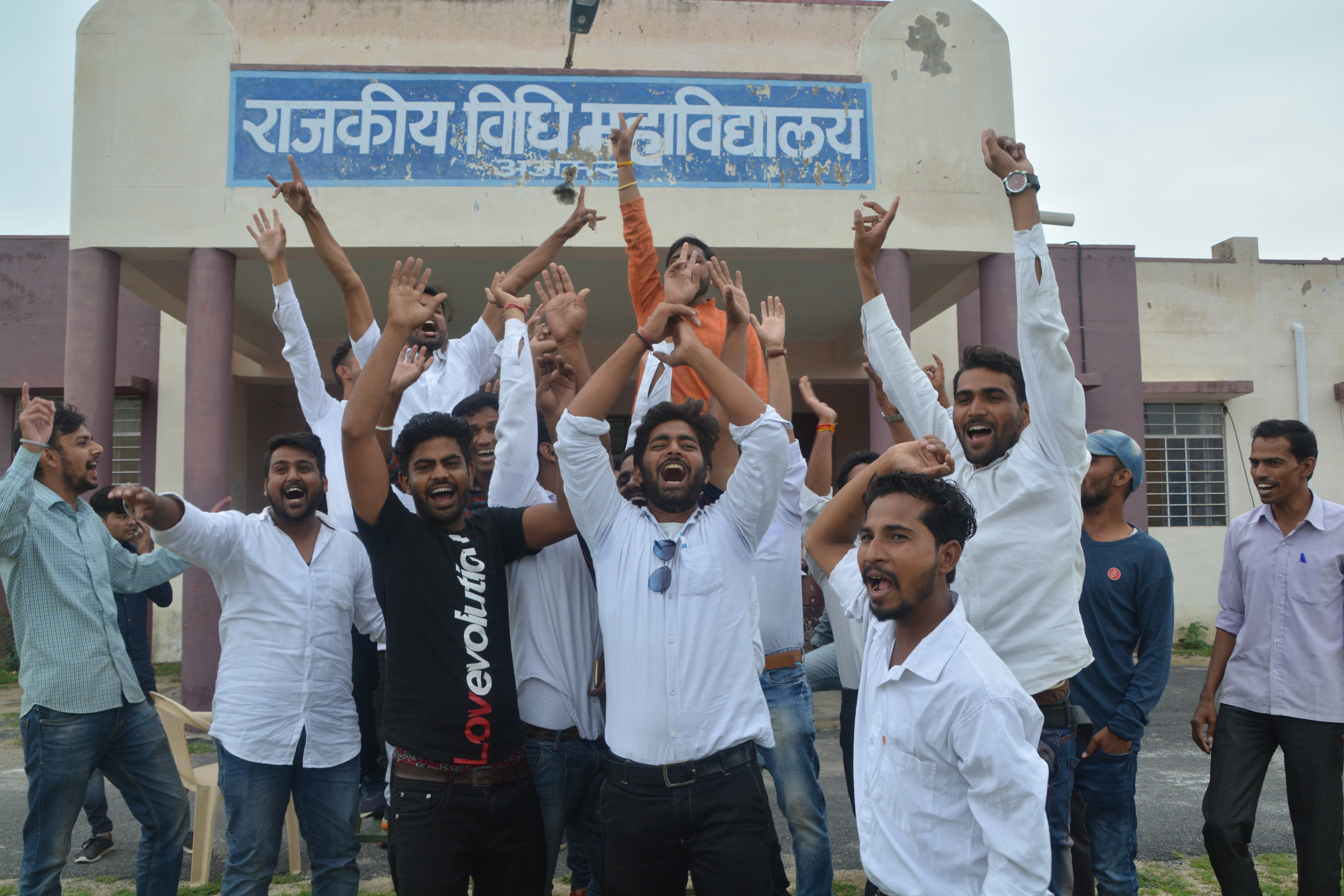 इंतजार में पथरा गई इनकी आंखें, आप भी पढ़ें यह दर्द भर कहानी.....