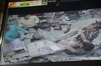 Bike bike parked outside the shop, asked to do in the side of the deal