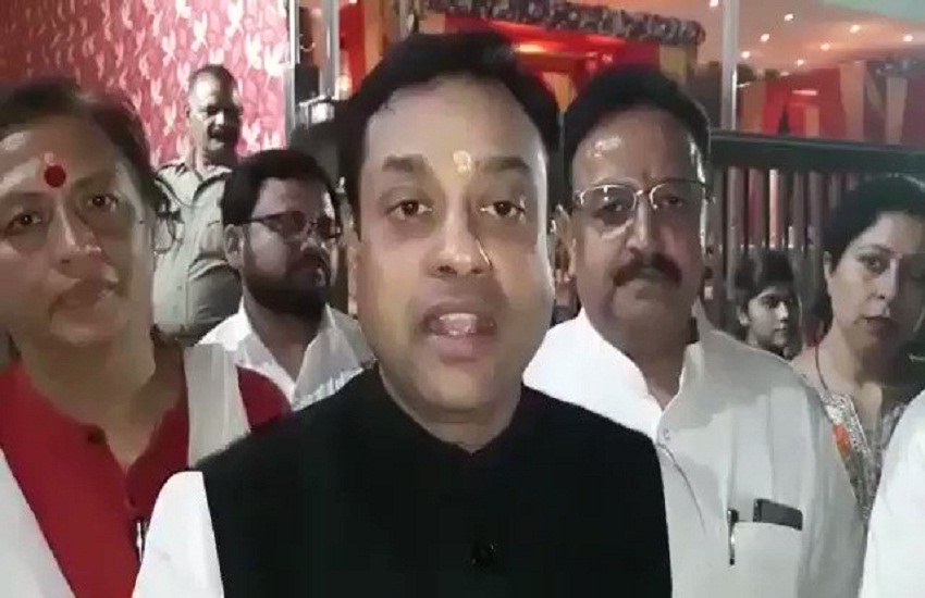 VIDEO: एमजे अकबर मामले पर जब संबित पात्रा से हुआ सवाल तो मुस्कुरा कर चल दिए