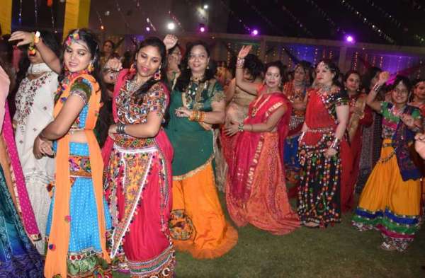 Photo Gallery : गरबा व डांडिया की धूम, फोटो में देखिए युवाओं में कैसा है उत्साह...