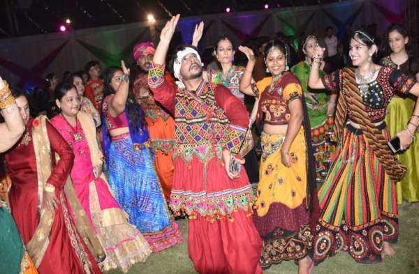Photo Gallery : गरबा व डांडिया की धूम, फोटो में देखिए युवाओं में कैसा है उत्साह...