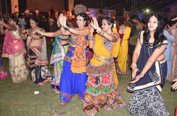 Photo Gallery : गरबा व डांडिया की धूम, फोटो में देखिए युवाओं में कैसा है उत्साह...