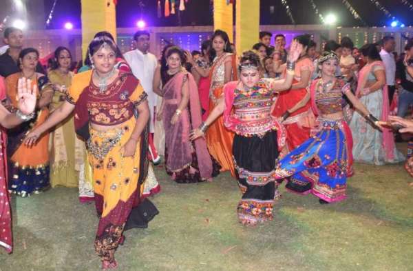 Photo Gallery : गरबा व डांडिया की धूम, फोटो में देखिए युवाओं में कैसा है उत्साह...