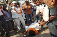 ओपी ने चूमा था जमीन को, राम कुमार तो सीधा षाष्टांग ही लेट गए, पढि़ए राजनीति के कैसे-कैसे करतब