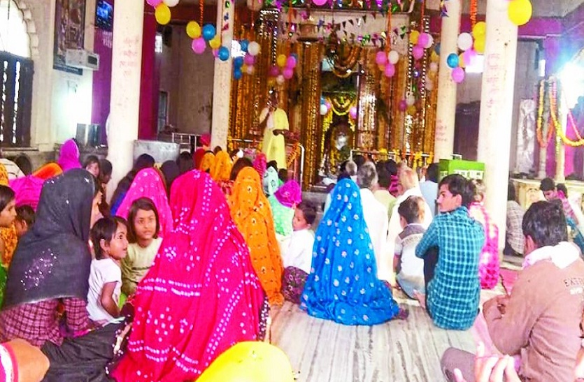 मंदिर में दर्शन करते श्रद्धालु