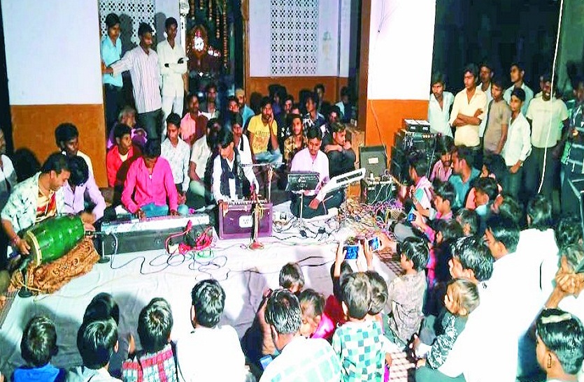 भजन संध्या का आनंद लेते लोग।