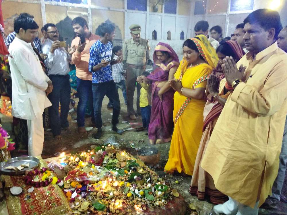 लखना के कालिका देवी मंदिर पहुंचे डॉ रामशंकर कठेरिया, परिवार के साथ किये दर्शन