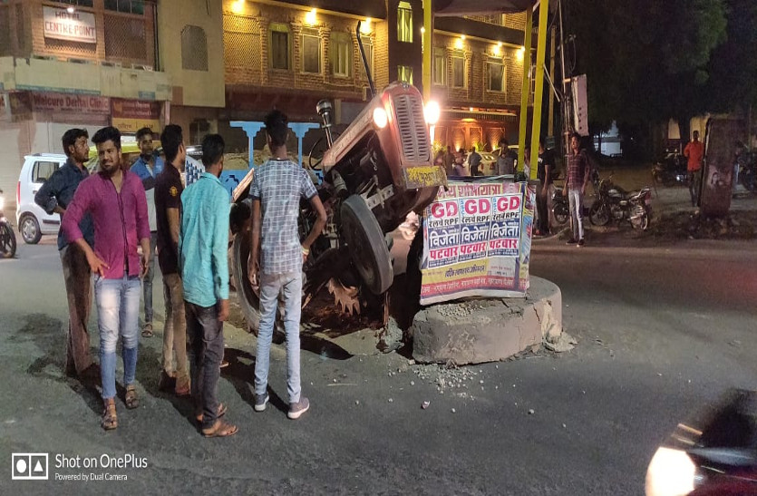 tractor trolly hits traffic ghumati