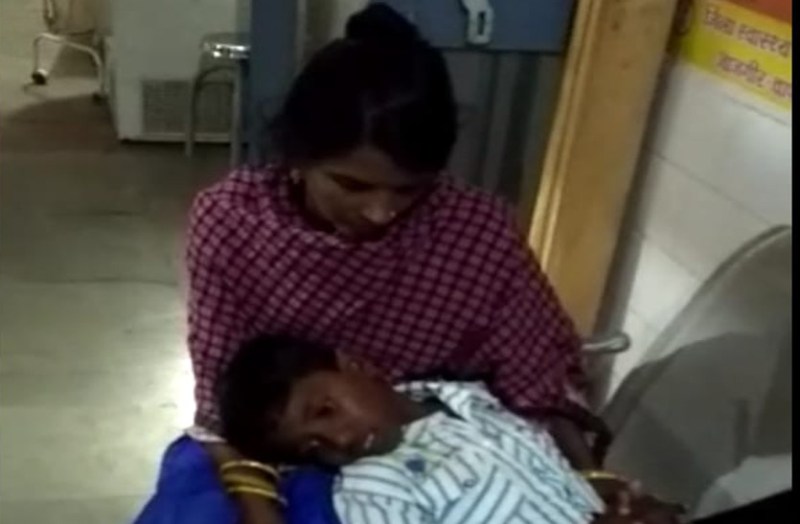 अस्पताल की दहलीज पर तड़पता रहा मासूम, इंतजार के बाद भी जब नहीं पहुंचे डॉक्टर तो जाना पड़ा निजी अस्पताल