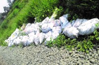 आखिर क्या भरा है इस प्लास्टिक की बोरी में, रात के अंधेरे में खपाया जा रहा ये अवैध सामान