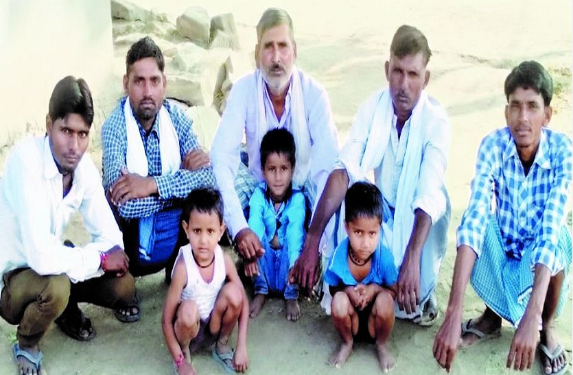 बोहना गांव में चिन्ताग्रस्त ग्रामीण