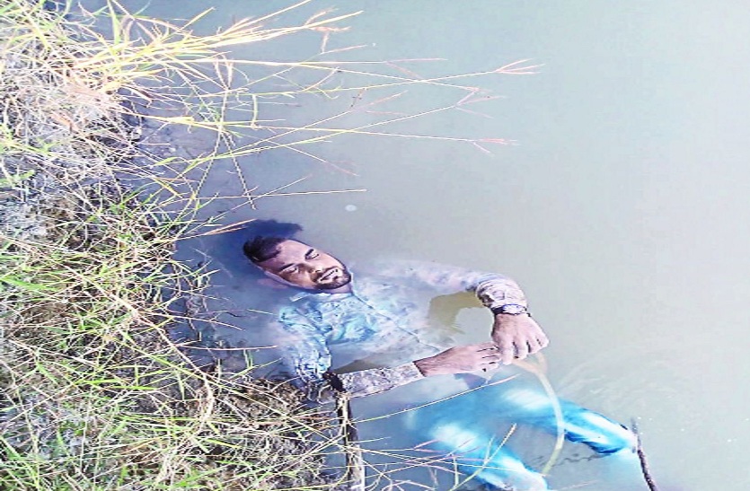 खेत तलाई में तैरता शव।