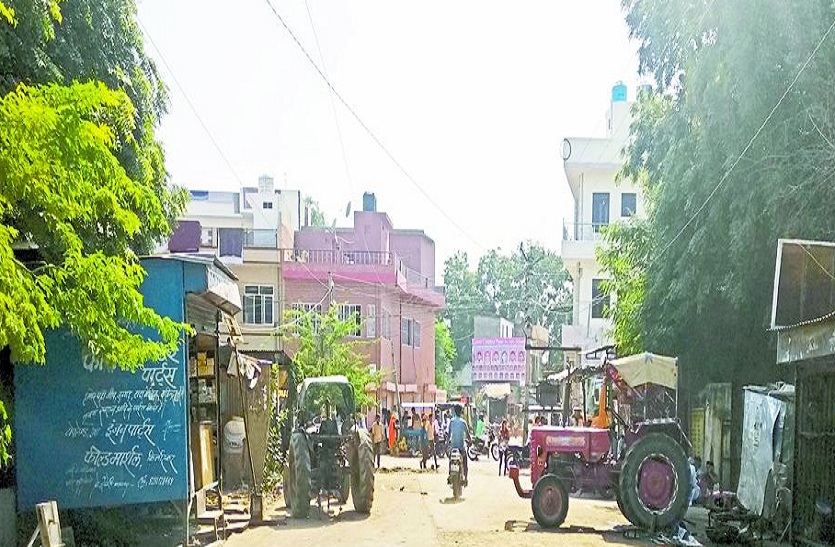 मंडी मार्ग पर केबिन रख किया अतिक्रमण।