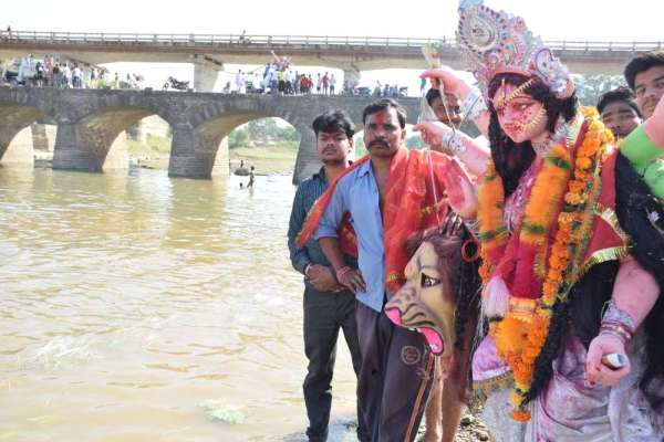 गाजे-बाजे के साथ विसर्जित हुई दुर्गा प्रतिमाएं, देखे इन तस्वीरों में