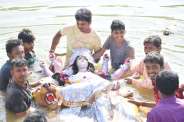 गाजे-बाजे के साथ विसर्जित हुई दुर्गा प्रतिमाएं, देखे इन तस्वीरों में