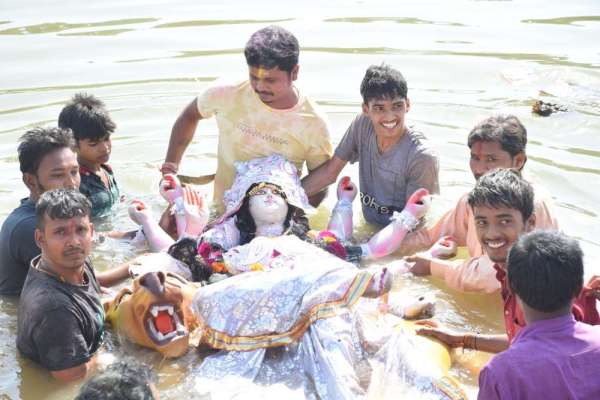 गाजे-बाजे के साथ विसर्जित हुई दुर्गा प्रतिमाएं, देखे इन तस्वीरों में