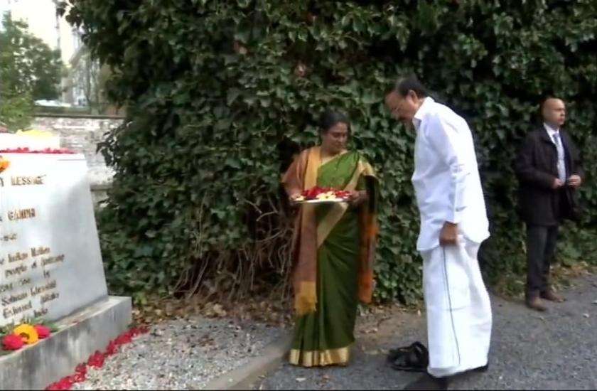 Photos: बेल्जियम में उपराष्ट्रपति वेंकैया नायडू ने महात्मा गांधी को दी
श्रद्धांजलि, मूर्ति पर चढ़ाए फूल