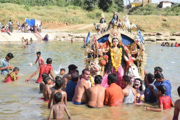 गाजे-बाजे के साथ विसर्जित हुई दुर्गा प्रतिमाएं, देखे इन तस्वीरों में