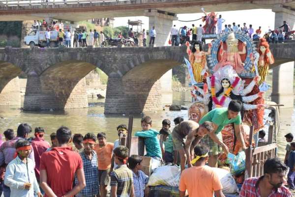 गाजे-बाजे के साथ विसर्जित हुई दुर्गा प्रतिमाएं, देखे इन तस्वीरों में