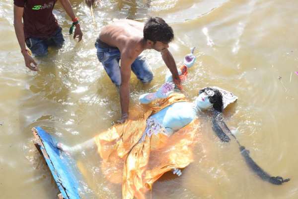 गाजे-बाजे के साथ विसर्जित हुई दुर्गा प्रतिमाएं, देखे इन तस्वीरों में
