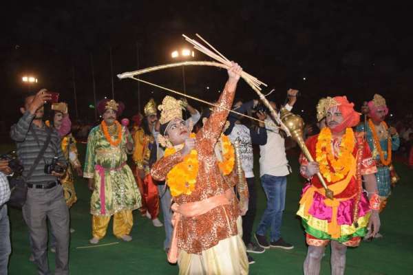 जवाहर नगर स्टेडिय़म में कैसे हुआ रावण वध, देखें इन तस्वीरों में