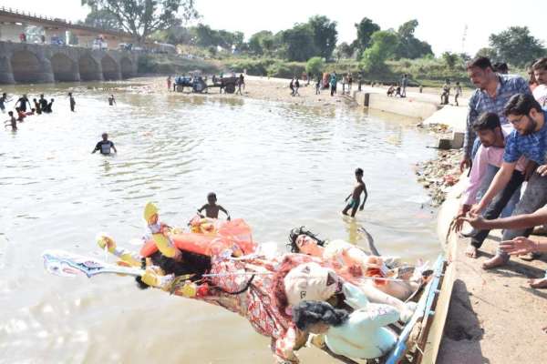 गाजे-बाजे के साथ विसर्जित हुई दुर्गा प्रतिमाएं, देखे इन तस्वीरों में