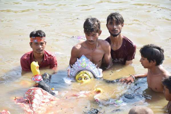 गाजे-बाजे के साथ विसर्जित हुई दुर्गा प्रतिमाएं, देखे इन तस्वीरों में