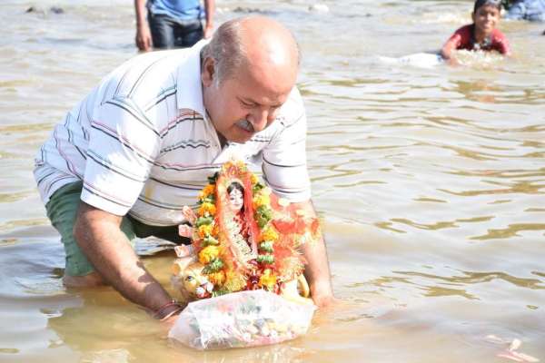 गाजे-बाजे के साथ विसर्जित हुई दुर्गा प्रतिमाएं, देखे इन तस्वीरों में