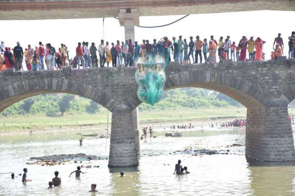 गाजे-बाजे के साथ विसर्जित हुई दुर्गा प्रतिमाएं, देखे इन तस्वीरों में