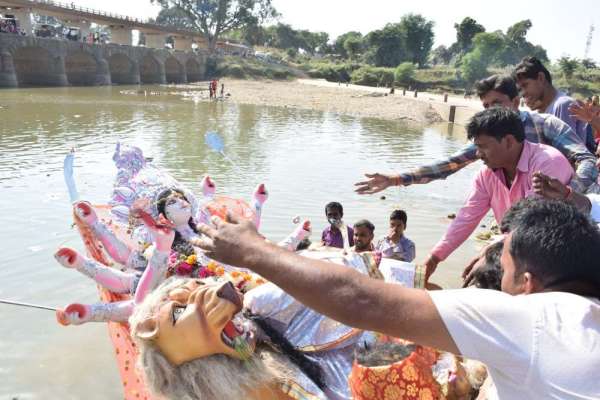 गाजे-बाजे के साथ विसर्जित हुई दुर्गा प्रतिमाएं, देखे इन तस्वीरों में