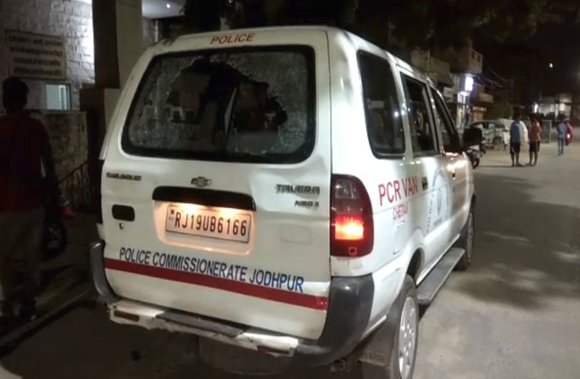 चौकी के बाहर खड़े चेतक वाहन का किया ये हाल