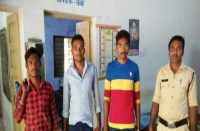 परिवार के साथ दशहरा देखकर घर लौट रही किशोरी से छेड़छाड़, विरोध पर मारपीट