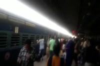 Video Gallery : जान जोखिम में डाल कर चलती ट्रेन में इस तरह चढ़ते रहे यात्री, वीडियो में देखिए...