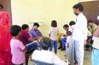 जांच करती हुई चिकित्सा टीम।